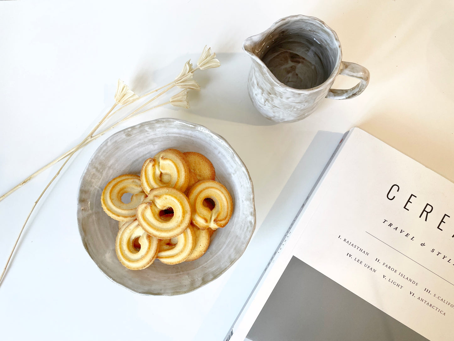 Round Ceramic Plate With Legs